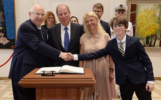 Cote d’ivoire : Remise de diplôme aux apprenants de l’ONG Parlons Hébreu en présence du premier secrétaire de l’ambassade d’Israël et du professeur Yuval Elbashan. 