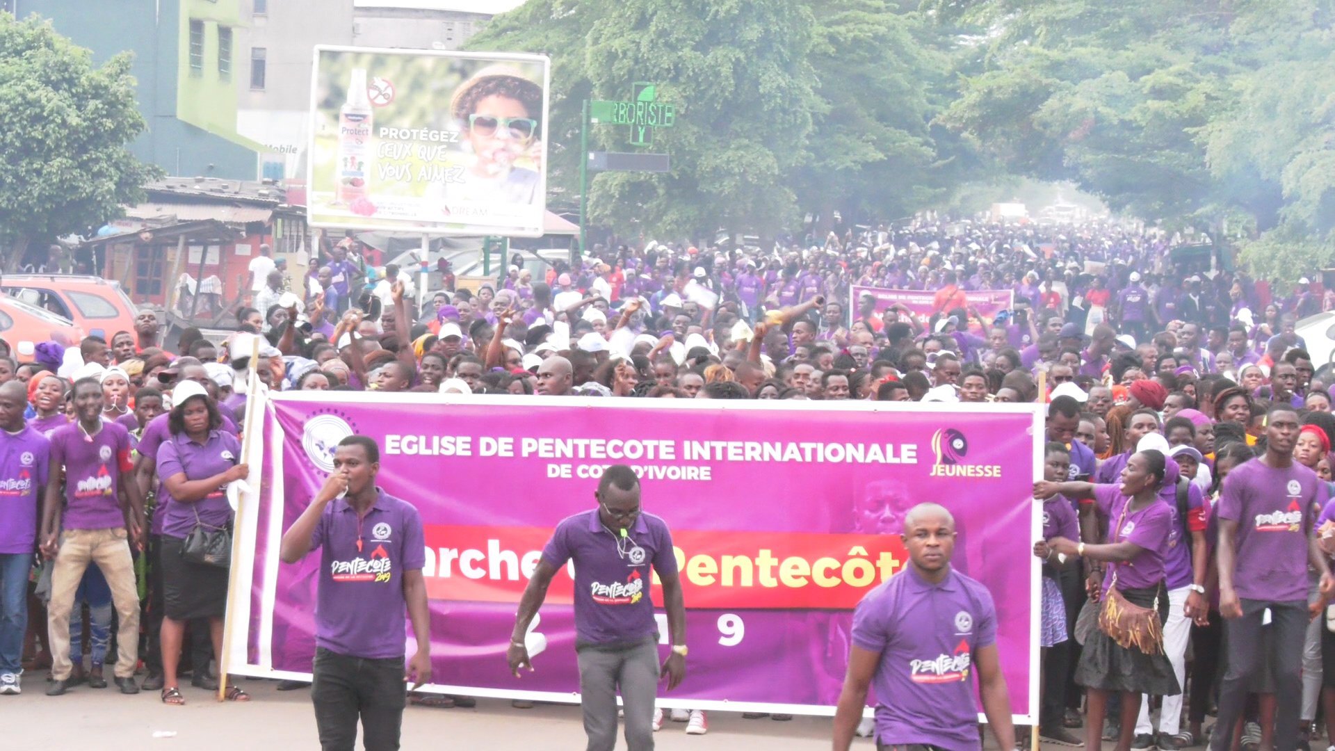 Marche de la Pentecôte 2019 : Les jeunes de l’EPICI prennent d’assaut les rues de la commune de Port Bouet à Abidjan pour évangéliser et manifester leur attachement au Saint esprit.