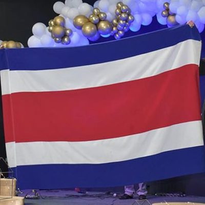 les pasteurs priant symboliquement pour le drapeau du Costa Rica