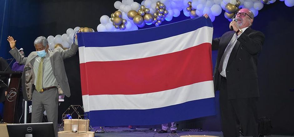 les pasteurs priant symboliquement pour le drapeau du Costa Rica